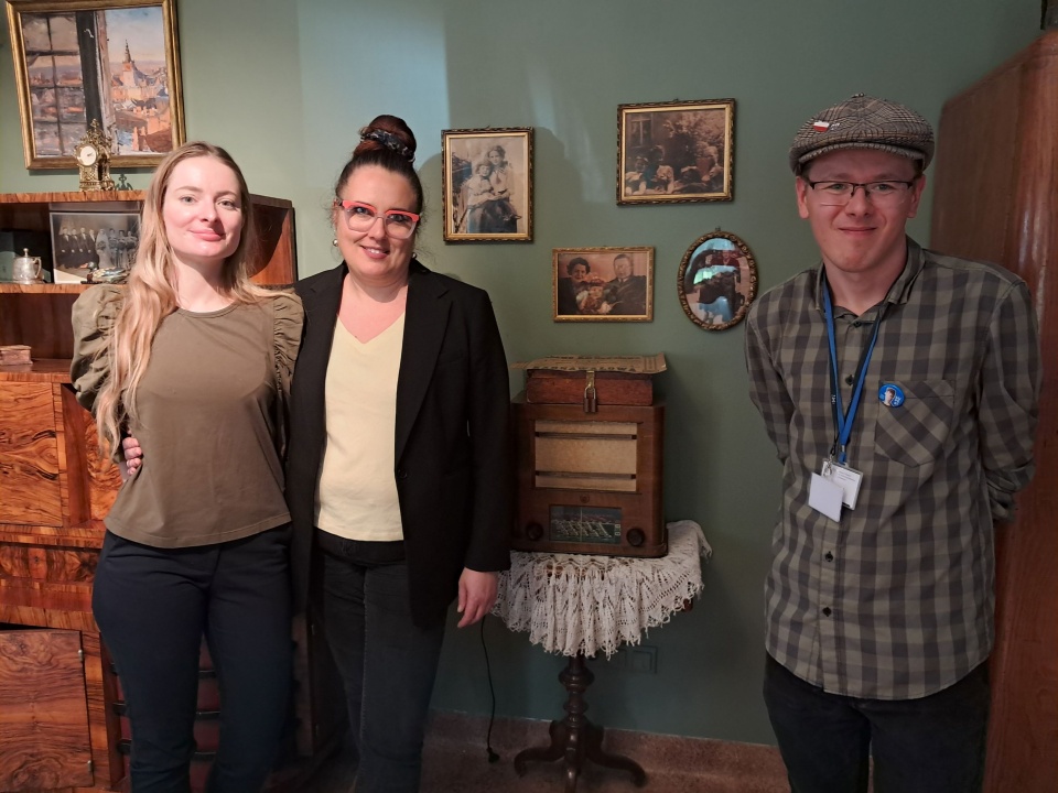 Od lewej: Wiktor Jakub Szymkieiwcz, Ewa Widacka- Matoszko oraz Aleksandra Kwiatkowska z Muzeum Okręgowego w Bydgoszczy/fot. Bogumiła Wresiło