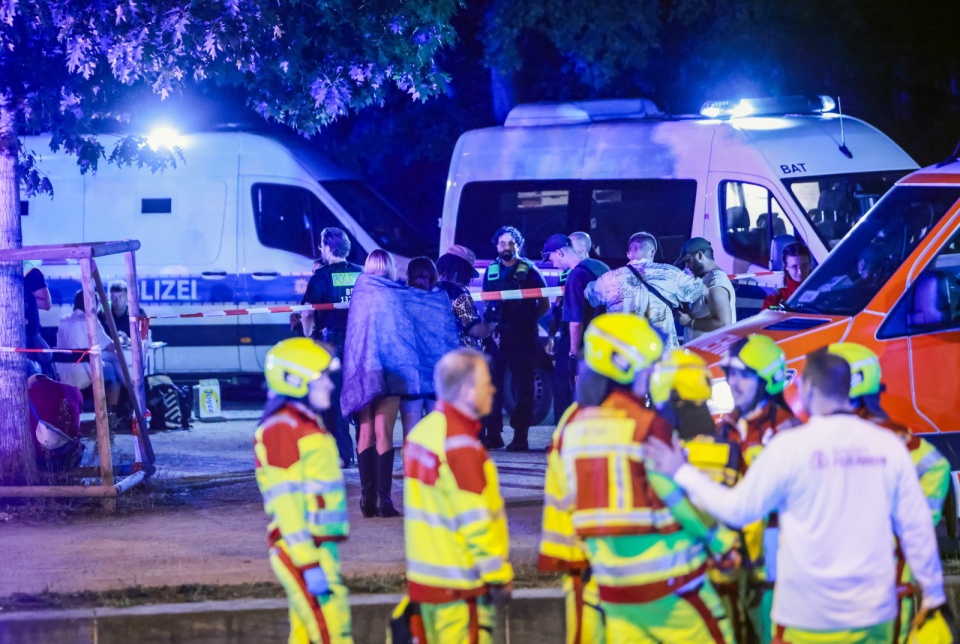 Policja i służby ochrony pracują w pobliżu miejsca, gdzie kilka osób zostało rannych na trasie parady w Berlinie. / Fot. PAP