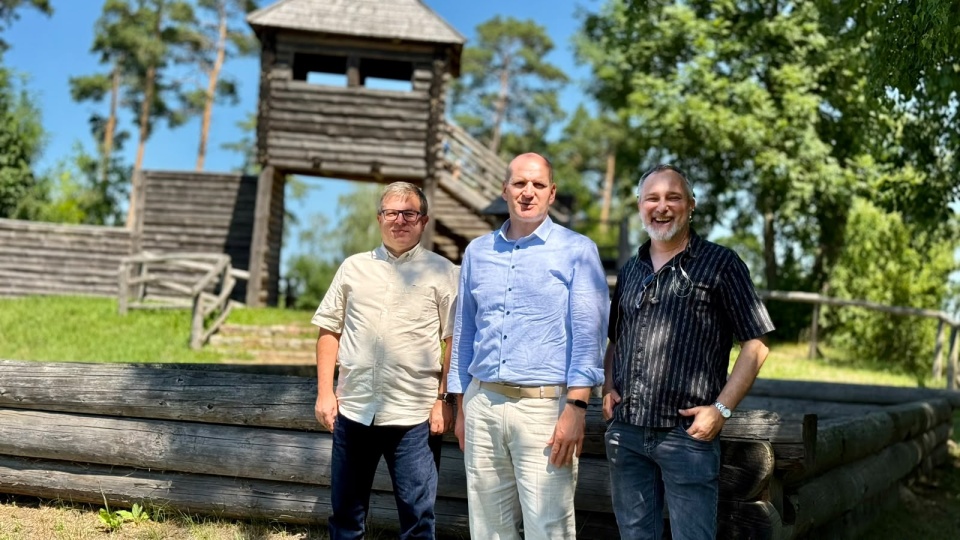 Od lewej: wiceprzewodniczący Rady Powiatu Tucholskiego Sławomir Majnert, starosta tucholski Andrzej Urbański i prowadzący Maciej Wilkowski/fot. Izabela Langner