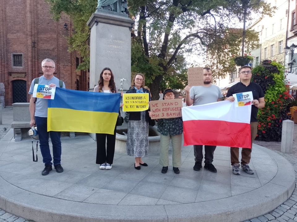Protest przeciwko szerzeniu nienawiści odbył się pod pomnikiem Mikołaja Kopernika w Toruniu/ Fot. Michał Zaręba