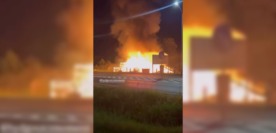 Pożar na pchlim targu w Osielsku. Nocna akcja strażaków [wideo]
