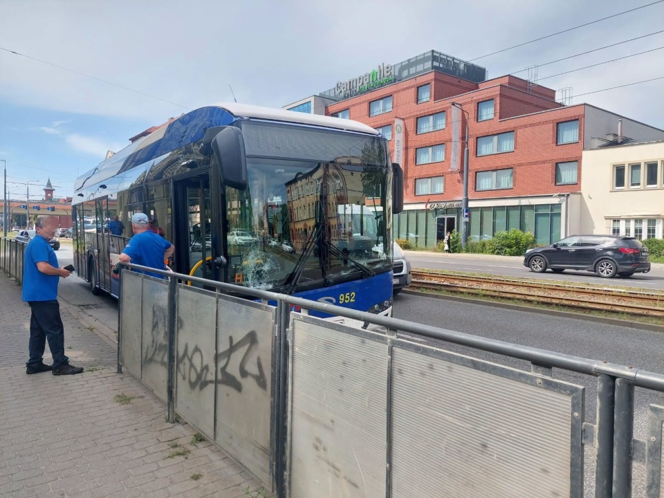 Autobus uderzył w samochody czekające na światłach. / Fot. Dorota Witt
