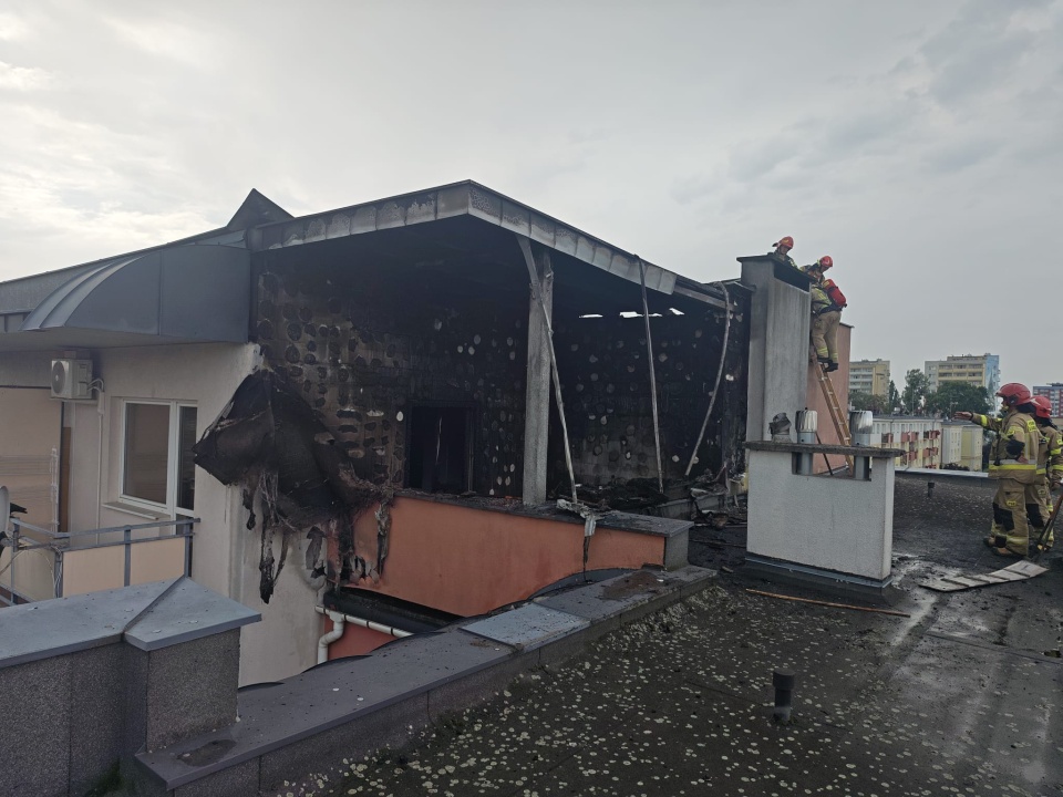 Siedem zastępów gasiło pożar tarasu w Bydgoszczy /fot. KM PSP Bydgoszcz