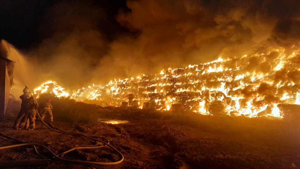 Pożar stogu słomy w Kornatowie (fot. KP PSP w Chełmnie)