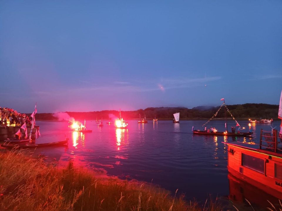 Parada oświetlonych racami łodzi podczas Festiwalu Wisły w Bydgoszczy