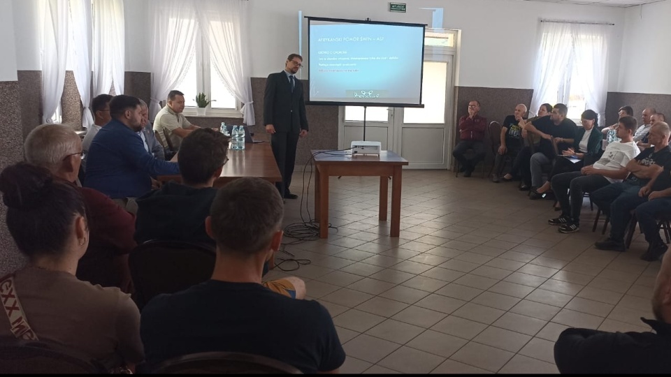 W Białkowie, w gminie Golub-Dobrzyń, zorganizowano spotkanie informacyjne w związku z wystąpieniem ogniska afrykańskiego pomoru świń (ASF) na terenie powiatu golubsko-dobrzyńskiego/fot. Monika Kaczyńska