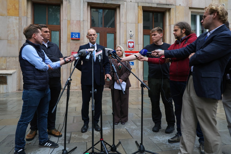 Wiceminister spraw zagranicznych Wojciech Zajączkowski podczas briefingu prasowego nt. pomocy dla poszkodowanych w wypadku na Węgrzech / fot. PAP/Paweł Supernak