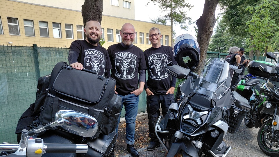 Robert Małecki (po środku), Mariusz Kanios (po prawej) i Michał Śmielak (po lewej) wyruszli w trasę, by zebrać pieniądze dla kolegi. /fot. Michał Zaręba