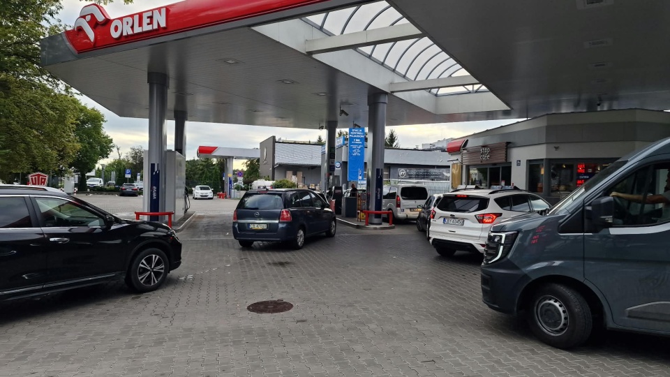 Od 1 września za tankowanie samochodów zapłacimy więcej. Stacja paliw na bydgoskim Błoniu przeżywała w związku z tym oblężenie/fot. Jarosław Wieprzycki