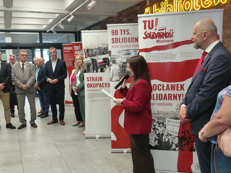 We włocławskiej bibliotece publicznej otwarta została wystawa pt. „Tu rodziła się Solidarność"/fot. Radosław Jagieła