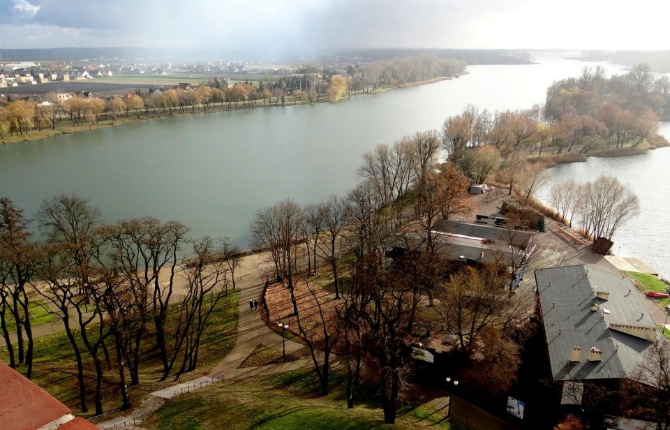 Jezioro Gopło widziane z Mysiej Wieży/ Wikipedia/fot. By Gorofil - Own work, CC BY-SA 4.0