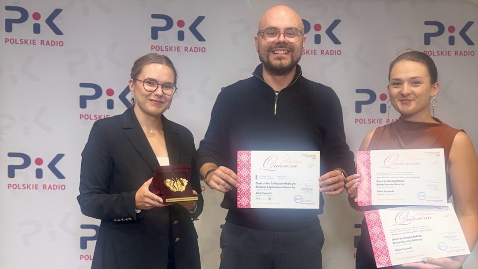 Chór Collegium Medicum UMK odniósł spektakularny sukces podczas tegorocznego Ohrid Choir Festival w Macedonii Północnej. Delegacja gościła w studiu PR PiK. Od lewej: Marta Frankowska, Adam Kujawski, Anna Prajder/fot. Magda Jasińska