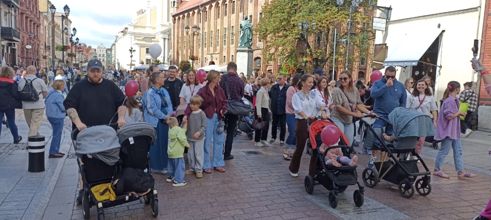 Hasło przewodnie tegorocznego marszu brzmiało „Widzę. Słyszę. Wspieram. Mamo, też jesteś ważna!”/ Fot. Monika Kaczyńska