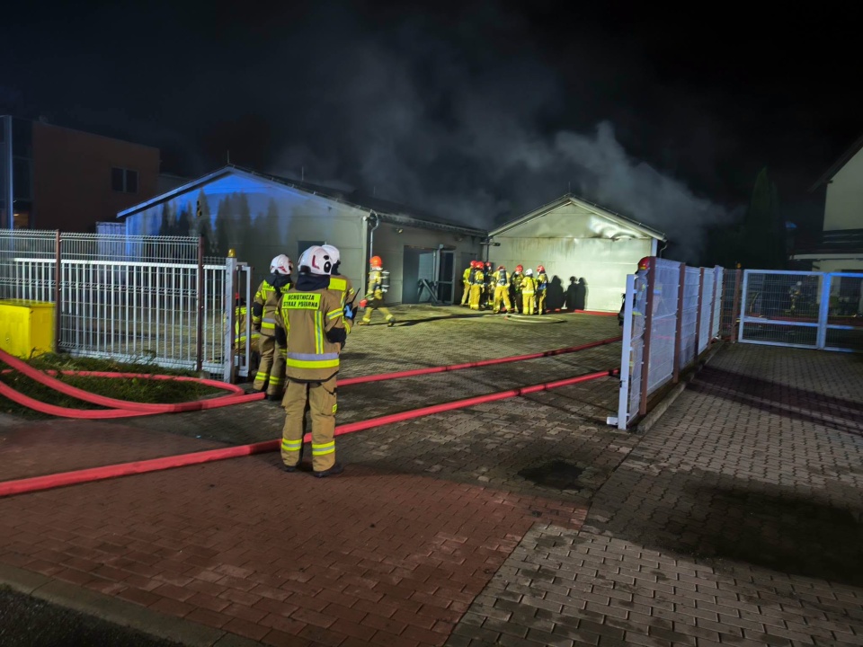 Ogień objął dwie przylegające do siebie blaszane hale magazynowe/ Fot. OSP Osielsko