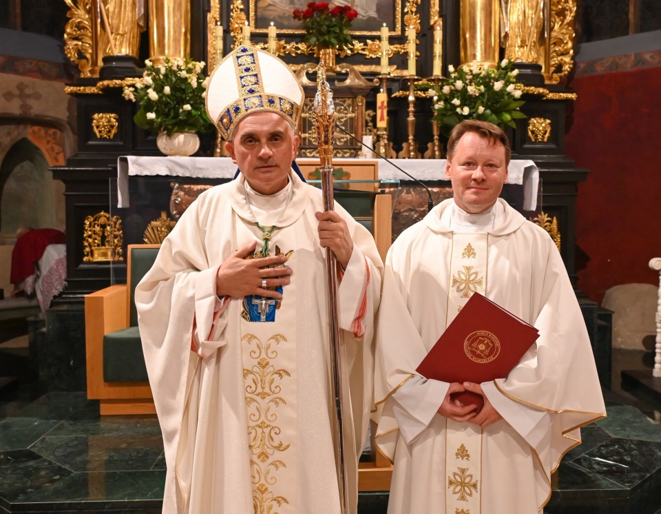 Ordynariusz diecezji bydgoskiej biskup Krzysztof Włodarczyk oraz nowy proboszcz - ks. prof. Grzegorz Barth. / Fot. diecezja.bydgoszcz.pl