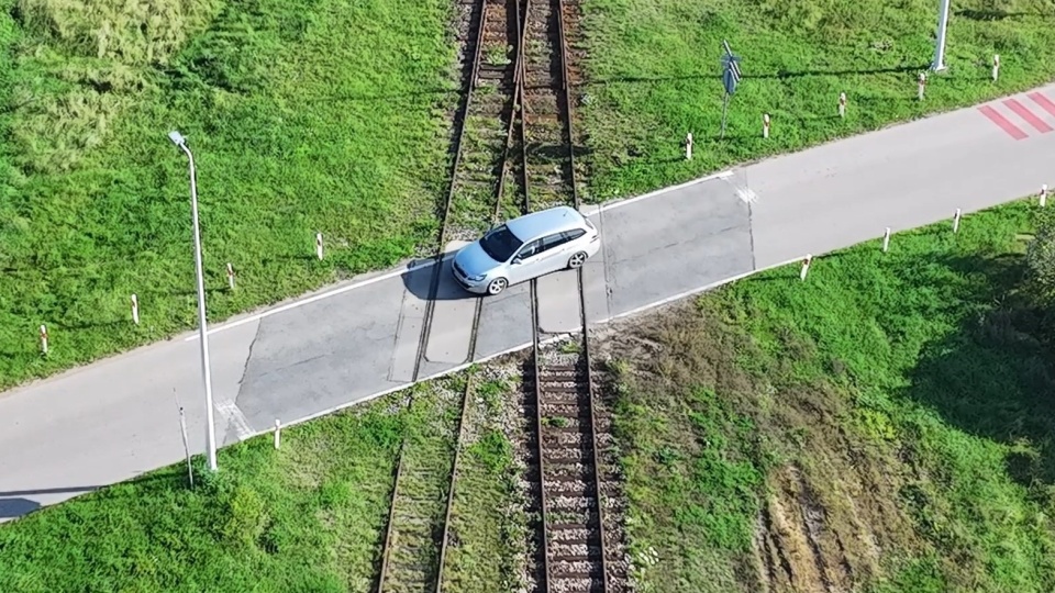 Bydgoscy policjanci wzięli pod lupę niestrzeżony przejazd kolejowy w Ostromecku. /fot. KMP w Bydgoszczy