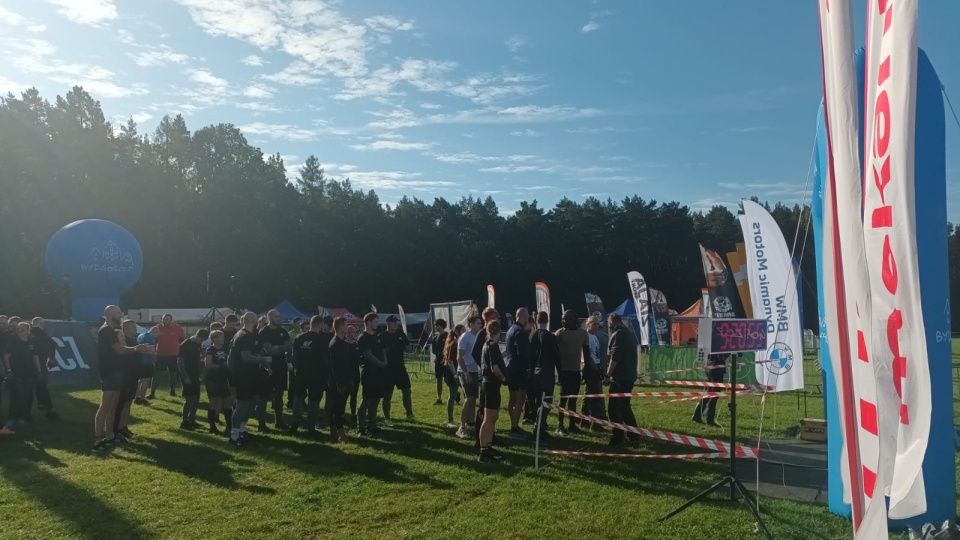 Taplają się w błocie i zjeżdżają na linach. Terenowa Masakra w bydgoskim Myślęcinku