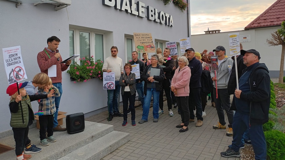 Mieszkańcy Białych Błot protestują przeciwko jednemu z wariantów obwodnicy. /fot. Monika Siwak